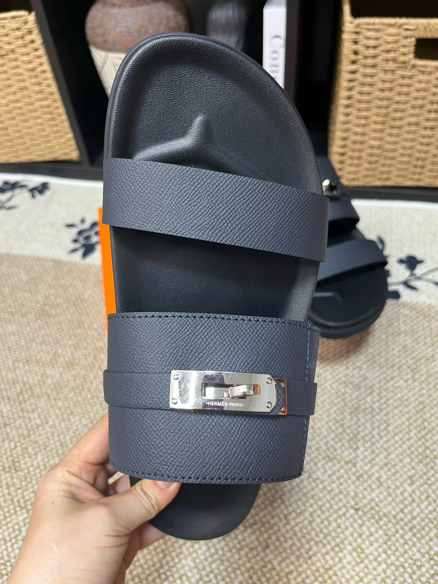 P300 Long-term stock Hermes men’s Kazimir slippers for couples - top quality woven calfskin functional sandals with intertwined uppers inspired by the “H” iconic pattern to create a casual look, perfect for summer. Imported cowhide + cowhide lining + TUP outsole Size: 35-46